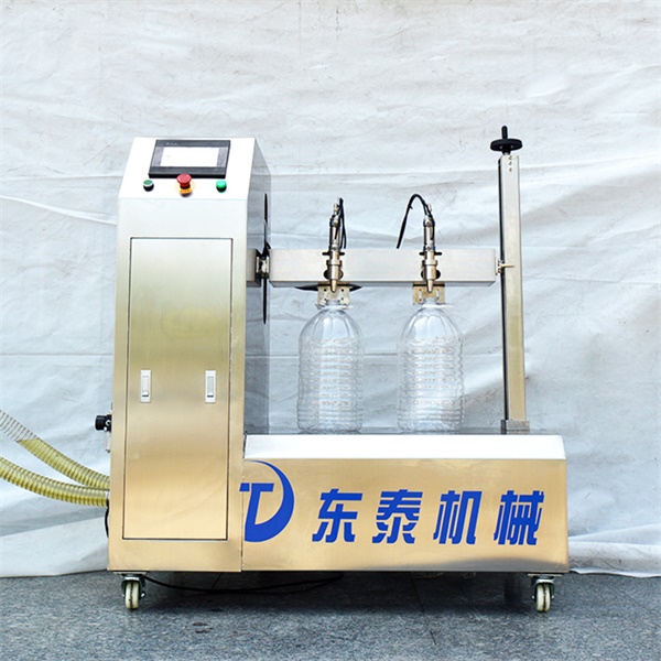 半自動花生油灌裝機.jpg 半自動花生油灌裝機.jpg